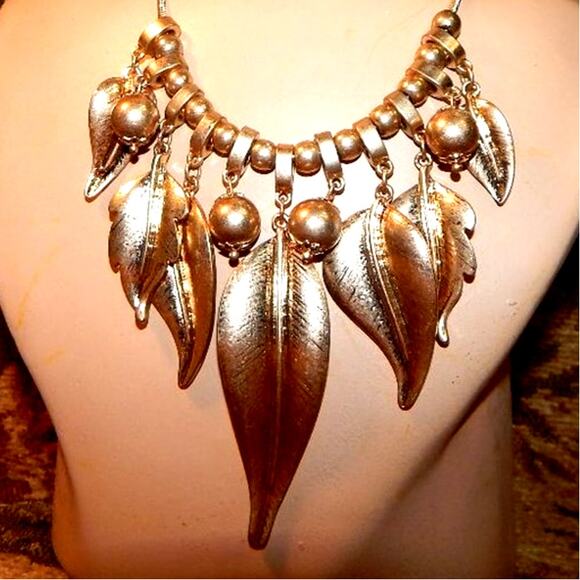 18" Stunning Golden Leaf & Ball Collar Choker/Necklace - Picture 2 of 8